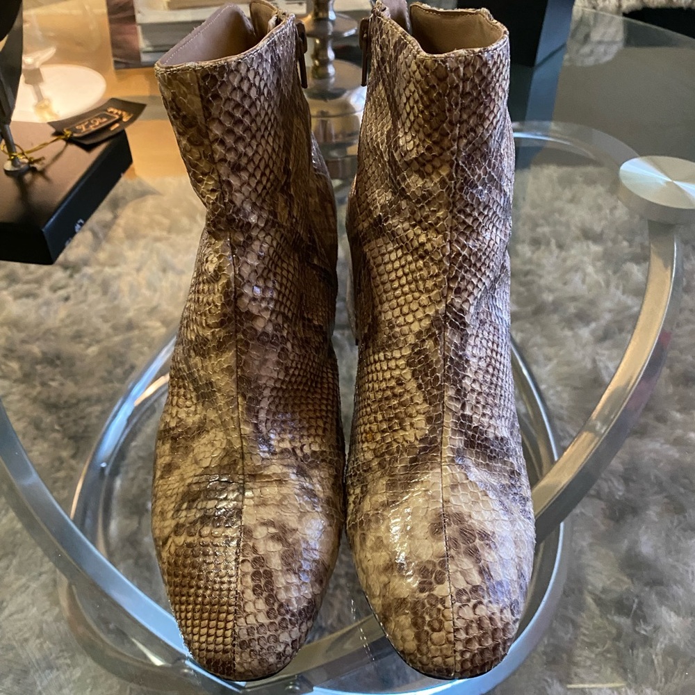 Chinese laundry snakeskin material round toe ankle boots size 8.5